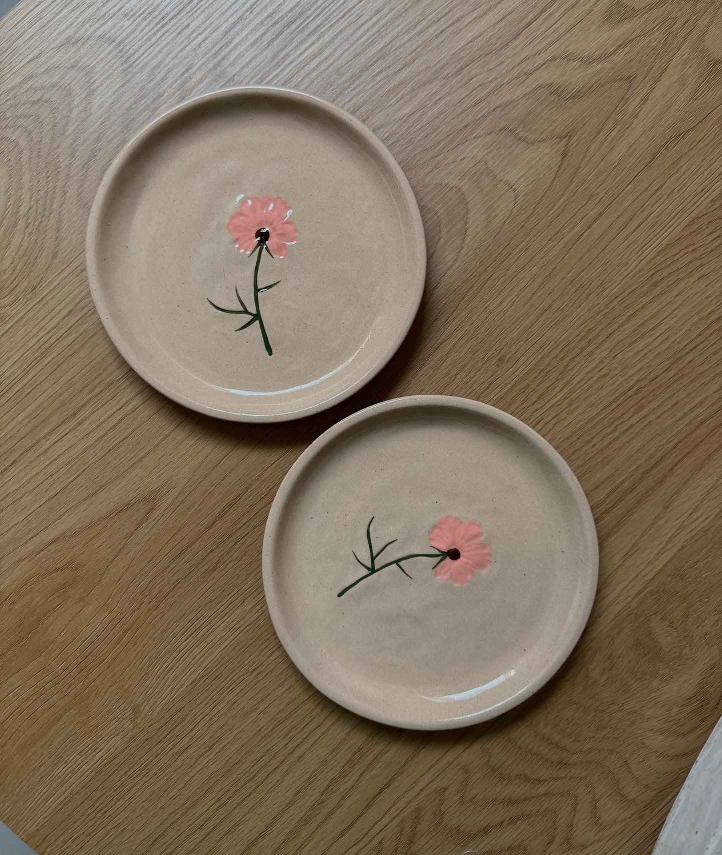 Beige gebaksbordje met bloem